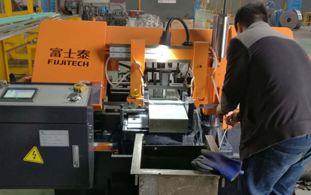 成都某環保設（shè）備公司使用富士（shì）泰帶鋸床
